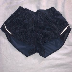 Lululemon hotty hot 2.5 inch shorts